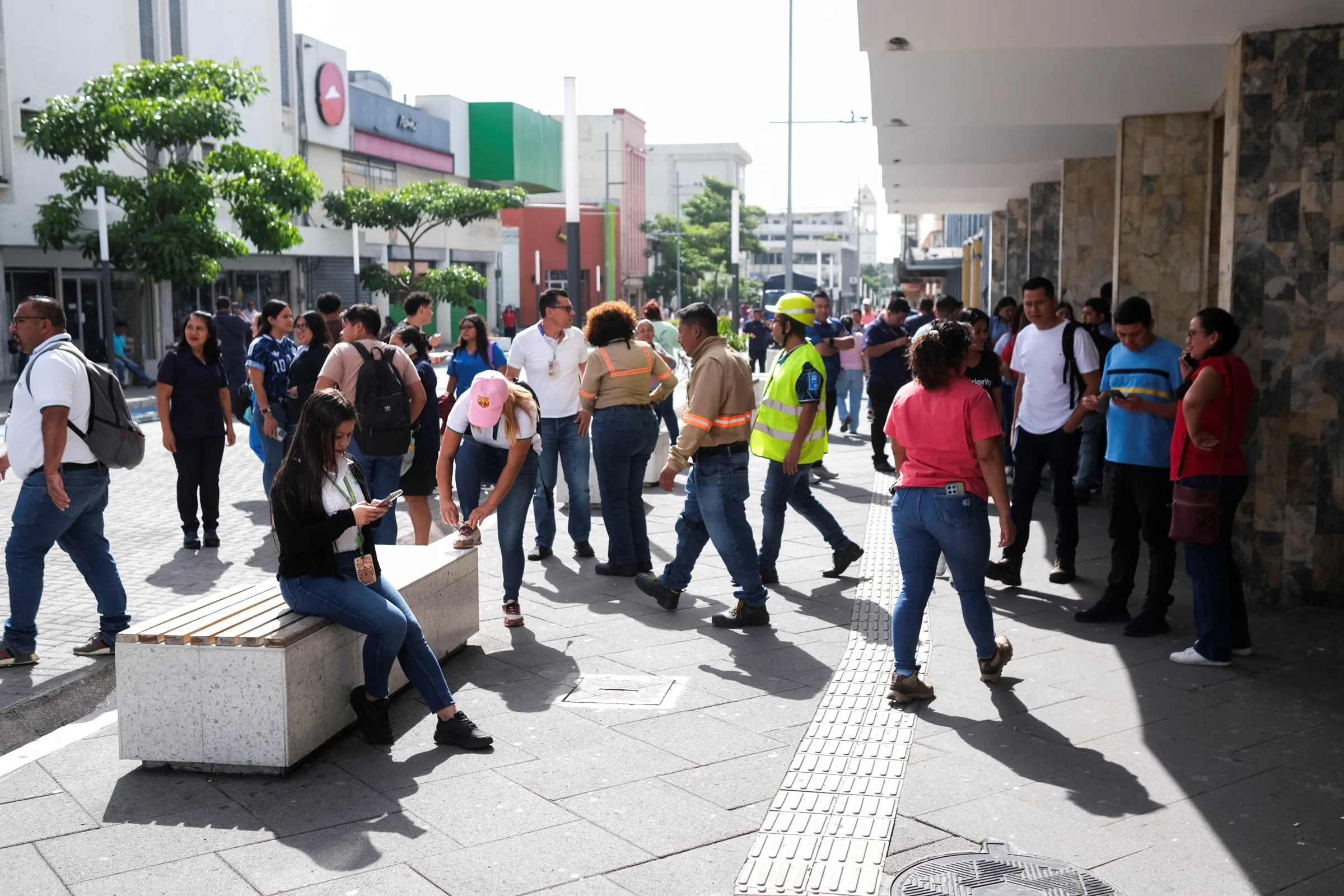 Terremoto de magnitude 7,3 atinge o México, e EUA emitem alerta de tsunami