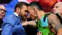 McGregor arranca óculos de Holloway em confronto acirrado