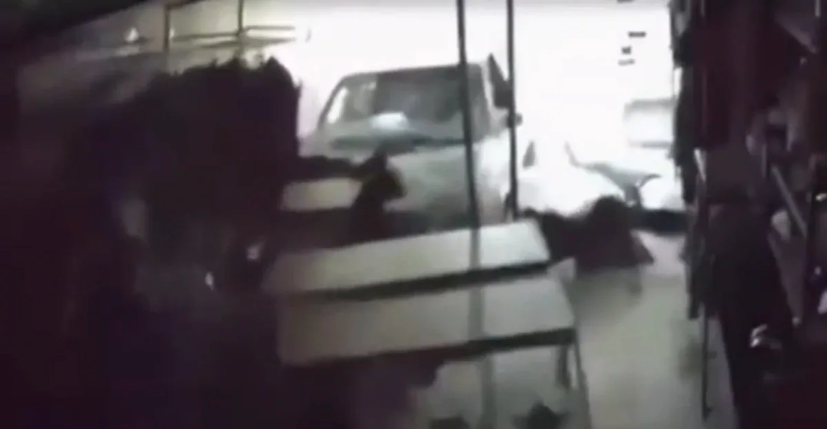 Carro invade loja de roupas em galeria na Mangabeiras, em Maceió