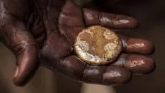 União Europeia proíbe importação de ouro do Sudão para conter financiamento da guerra