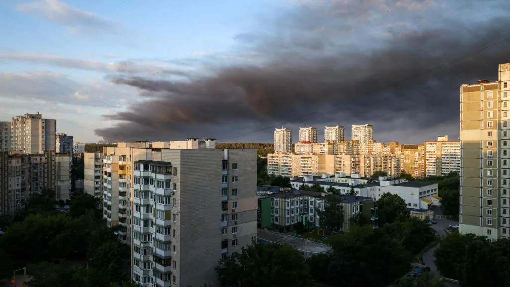 Ataques aéreos russos em Kyiv deixam um morto e 13 feridos