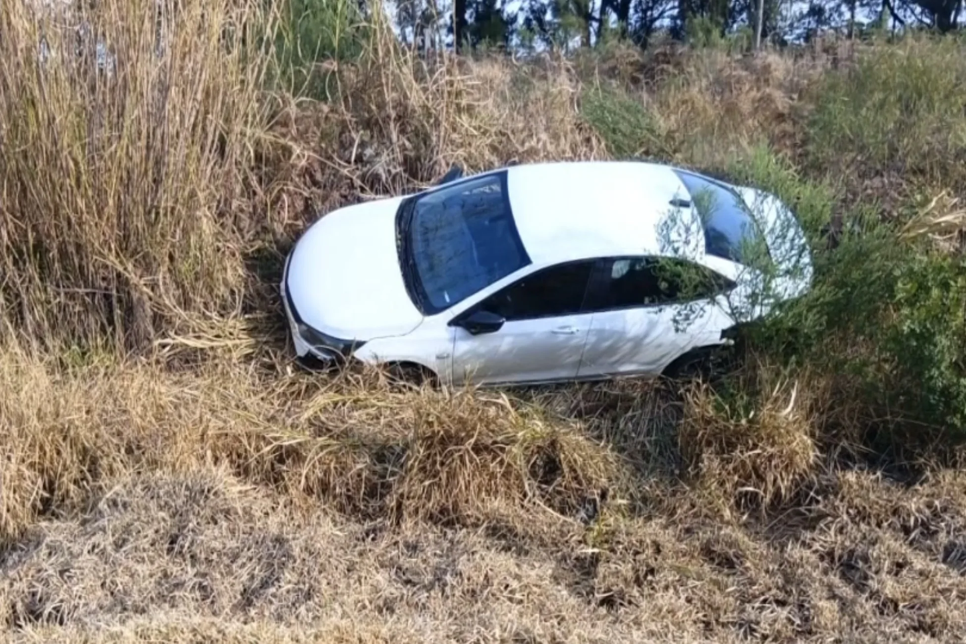 Noivo sofre acidente a caminho do casamento e celebra com luzes de faróis