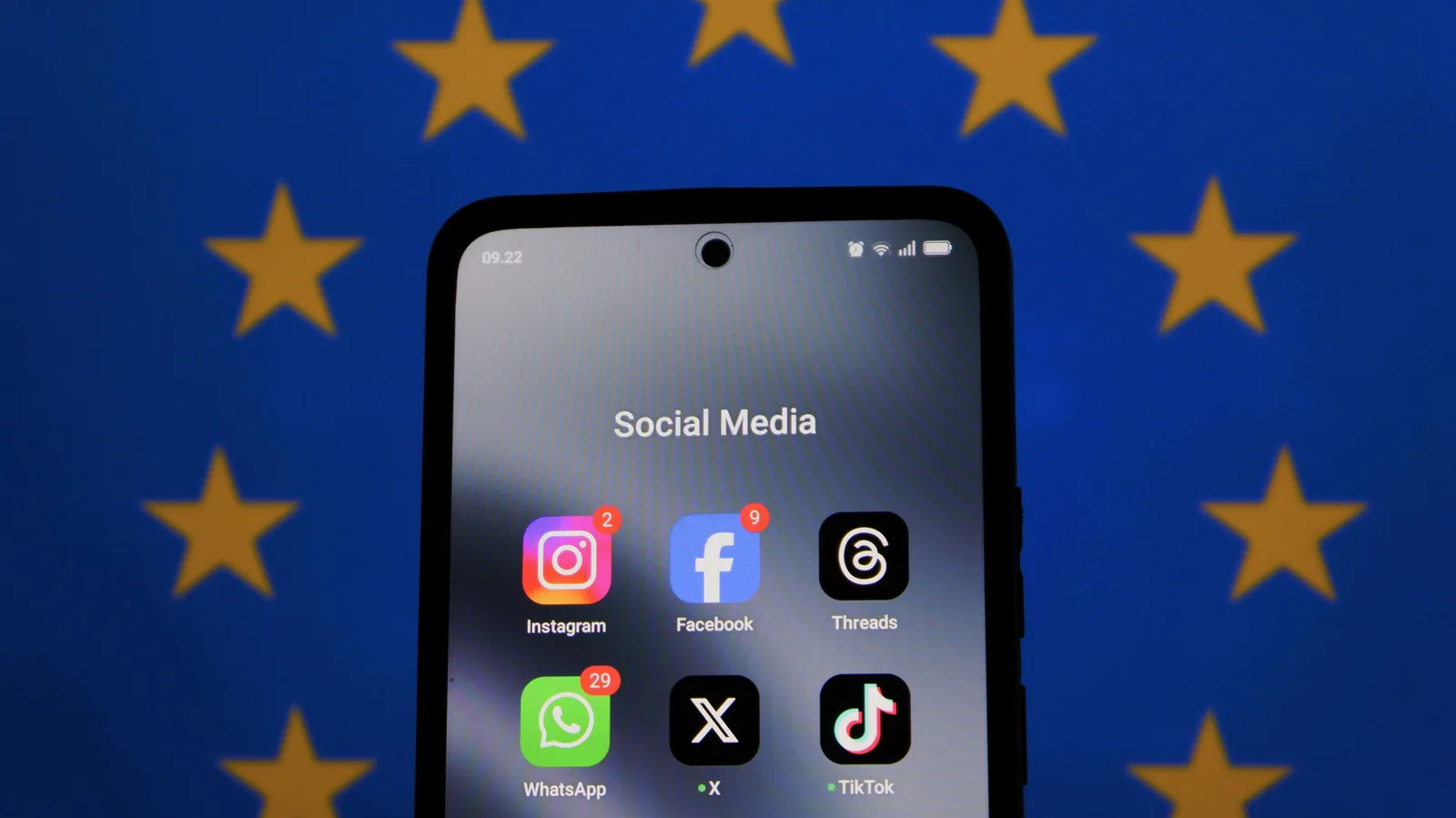 Europa avança em proposta de proibição de redes sociais para crianças