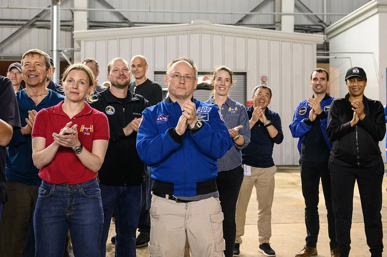 Astronauta da NASA retorna após 241 dias no espaço
