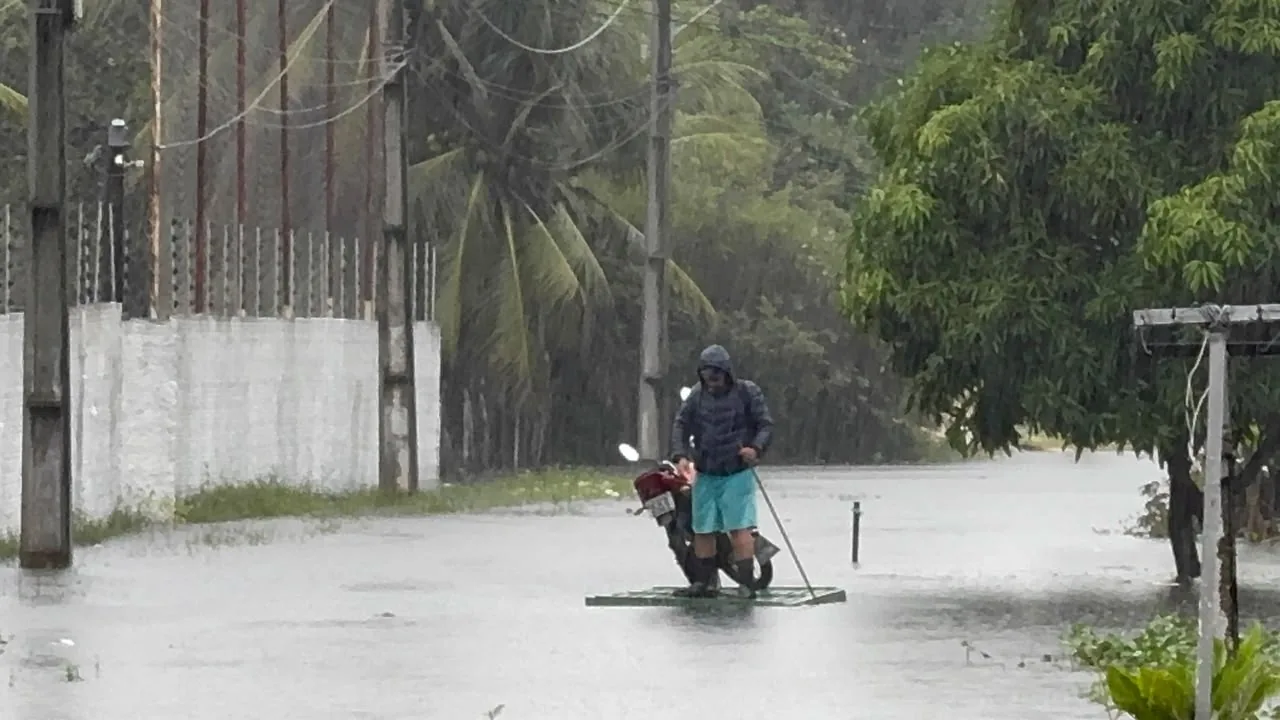 Ruas e avenidas ficam alagadas em Natal após chuvas; confira pontos intransitáveis