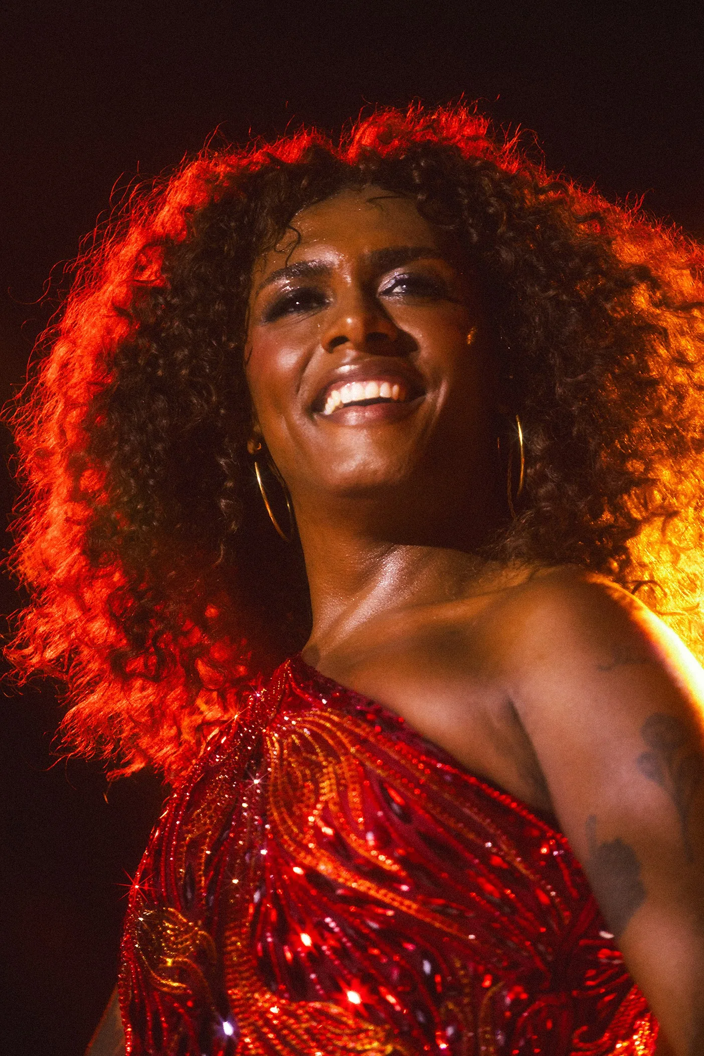 Liniker estreia turnê 'Bye bye Caju' com show lotado em São Paulo