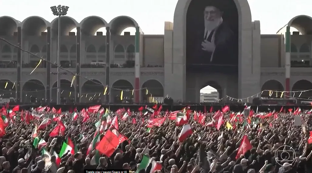 Milhares de iranianos participam do funeral público de Ali Khamenei em Teerã