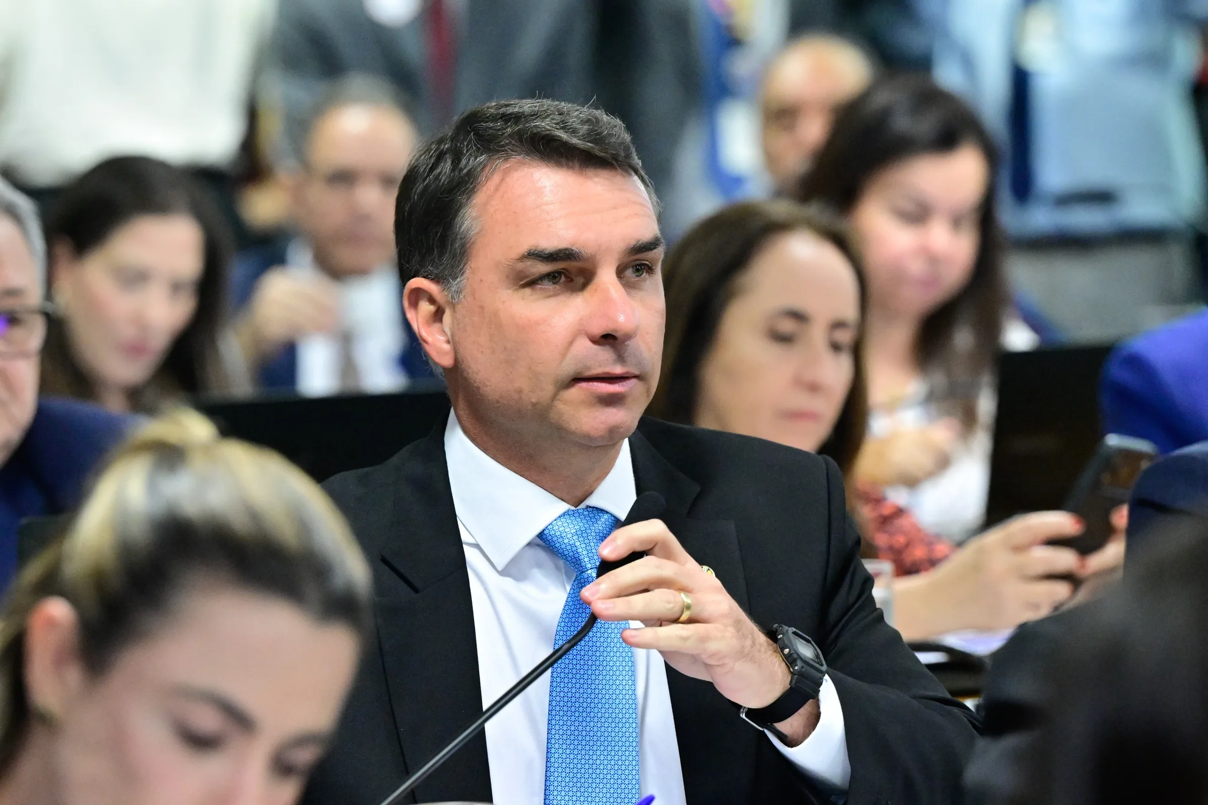 'Modo cercadinho' domina campanha de Flávio Bolsonaro