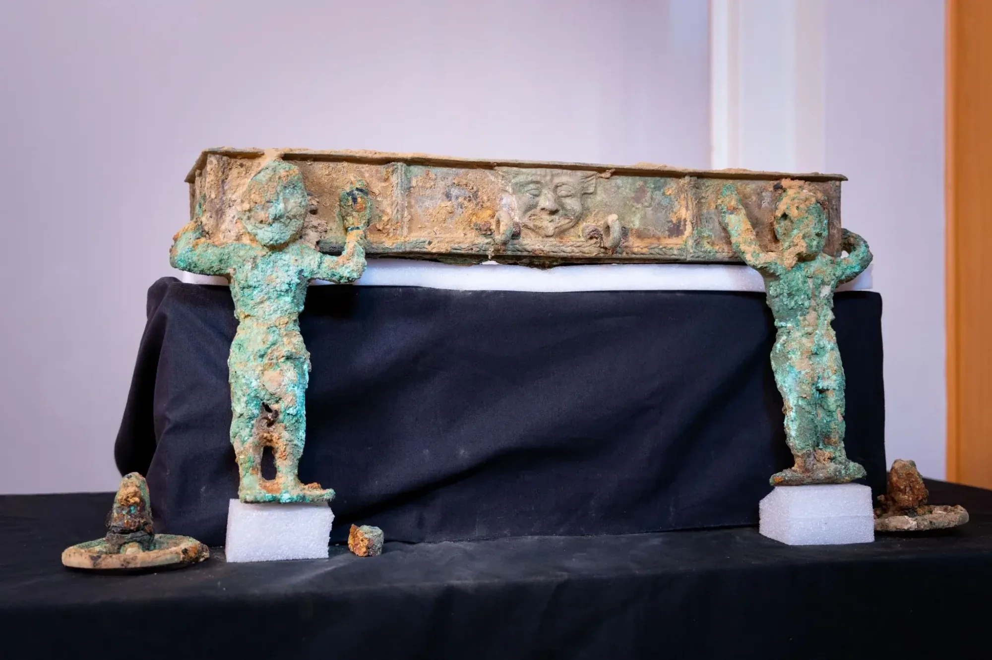 Carruagem de bronze com cerca de 2,5 mil anos encontrada na Espanha intriga arqueólogos