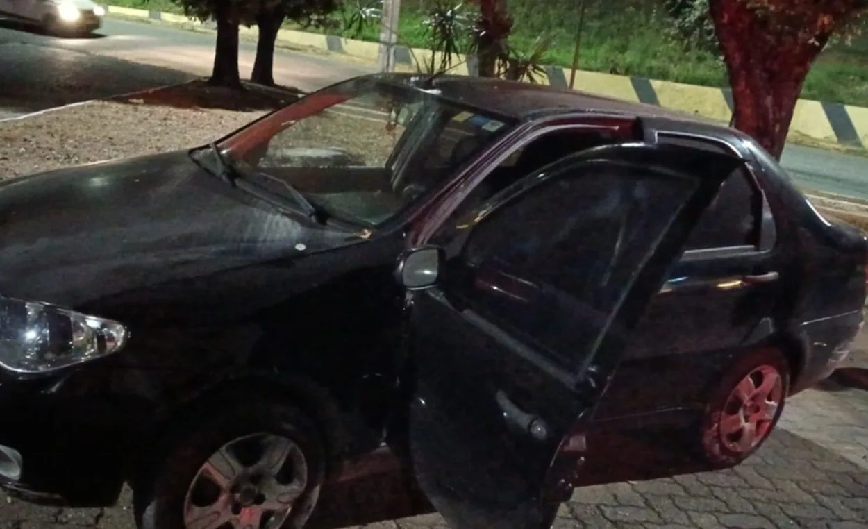 Carro desgovernado desce morro e colide com muro em Governador Valadares