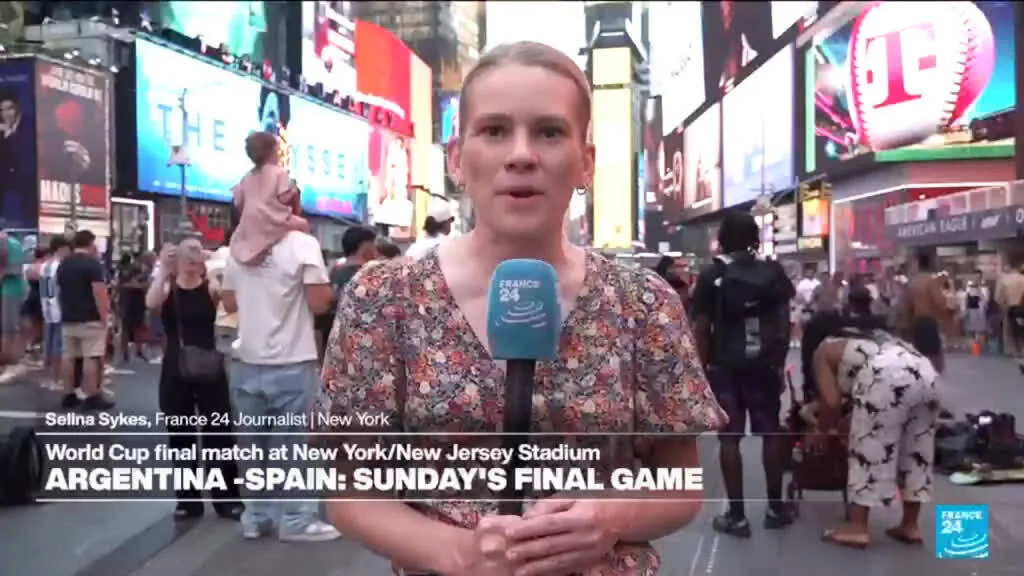 Times Square se prepara para a final da Copa do Mundo no domingo
