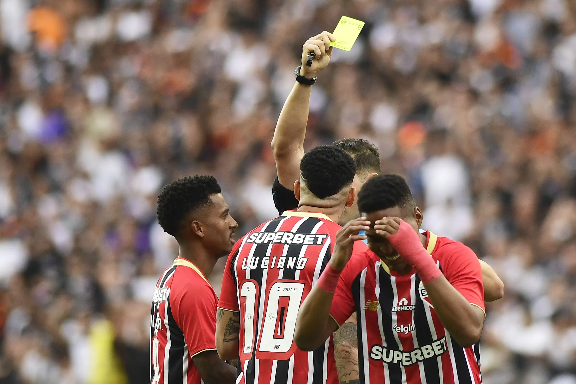 Enzo Díaz é o jogador mais advertido do São Paulo em 2026