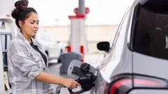 Queda nos preços de gasolina reduz inflação nos EUA, mas incertezas persistem
