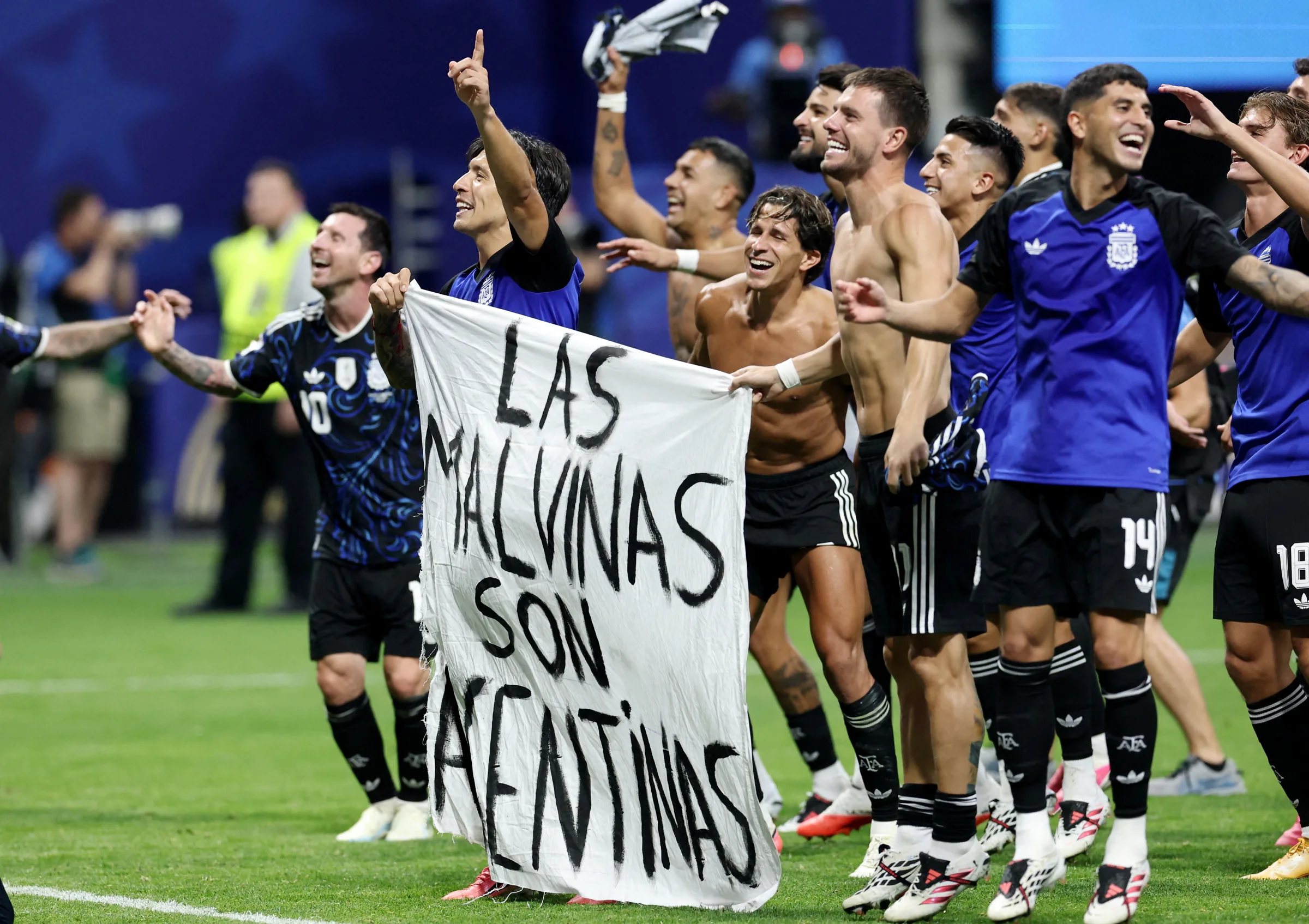 Milei defende jogadores argentinos que exibiram faixa sobre Malvinas