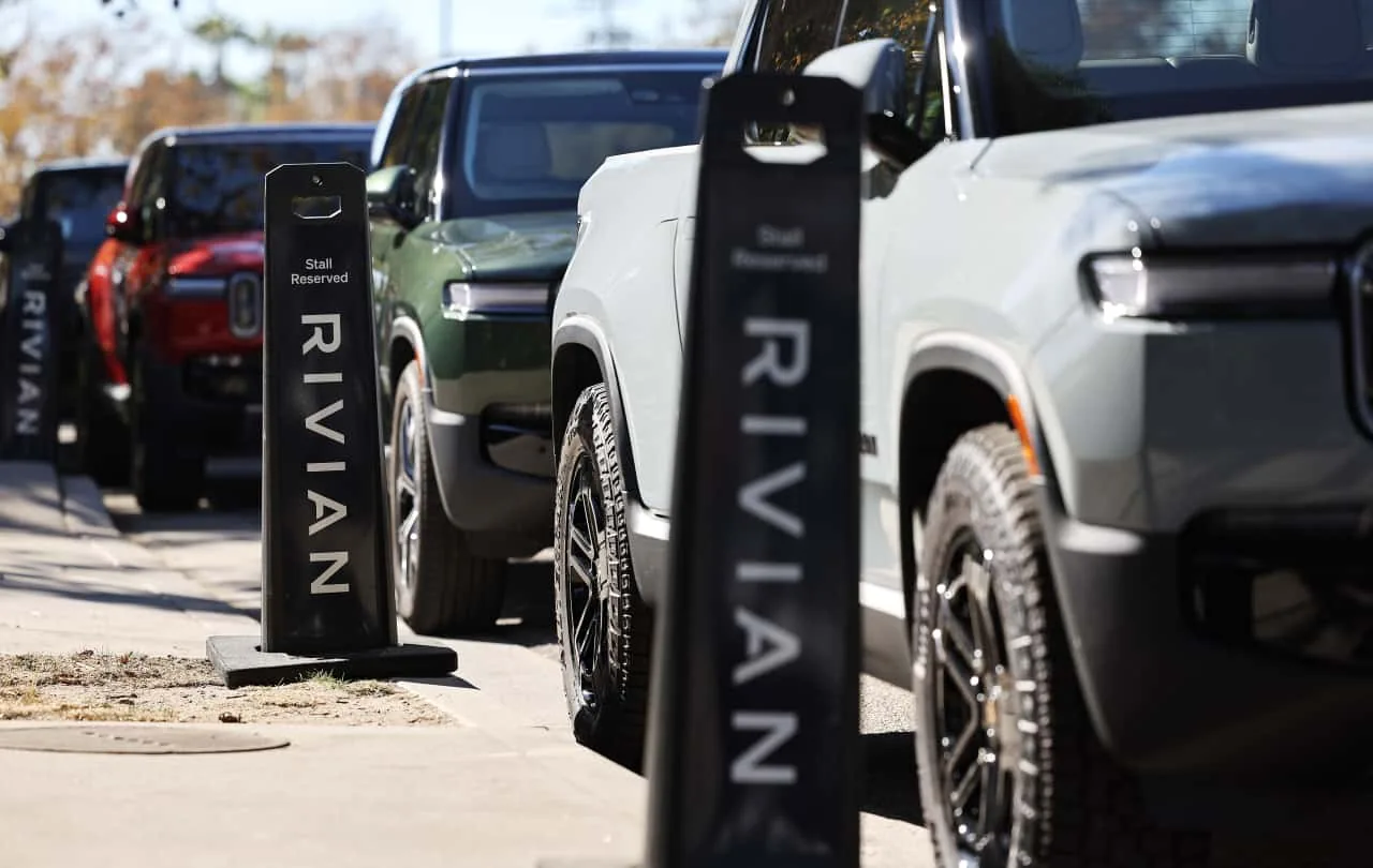 Ações da Rivian caem 18% devido a preocupações financeiras