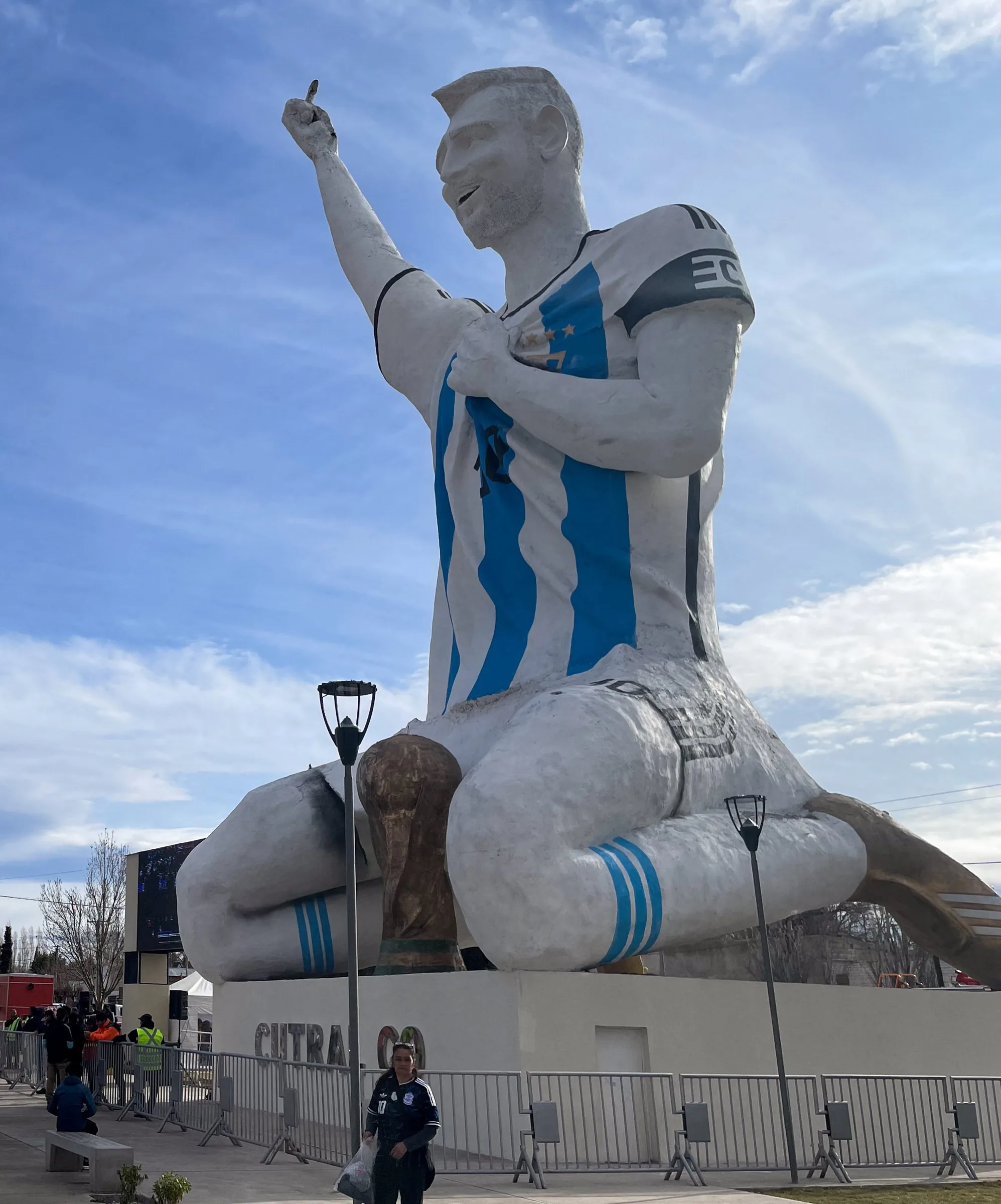 Argentinos celebram vaga na final da Copa do Mundo em cidade com estátua de Messi