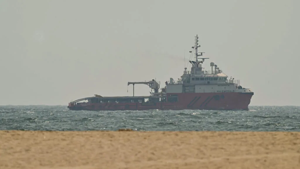 EUA realizam ataques aéreos após Irã incendiar navio no Estreito de Ormuz