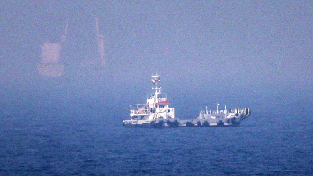 Forças dos EUA reestabelecem bloqueio naval em portos iranianos e realizam novos ataques