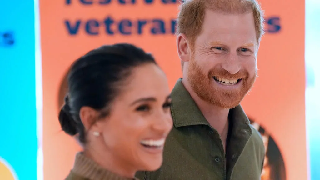 Príncipe Harry visita Rei Charles III com Meghan e filhos após anos