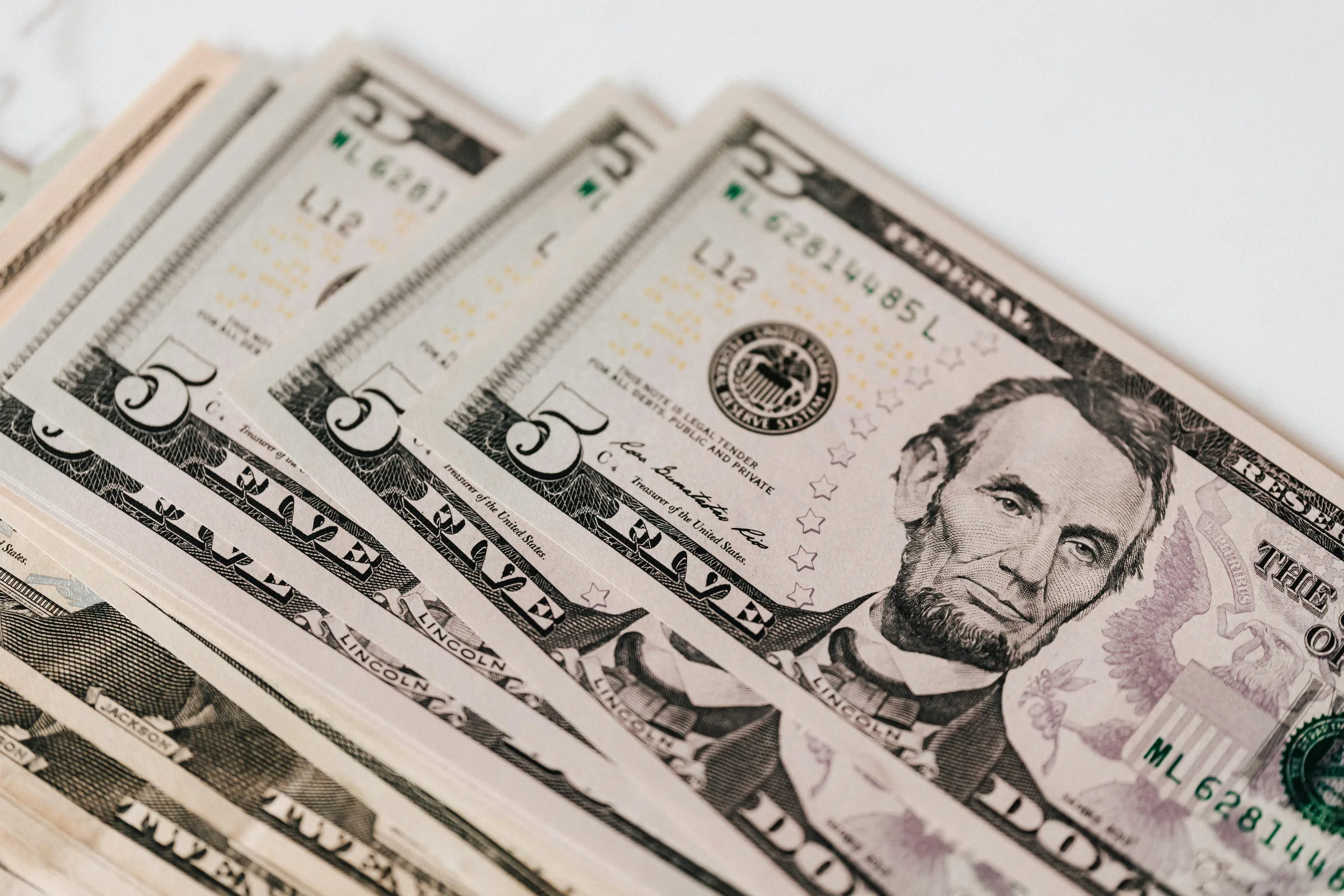 Dólar inicia semana em alta e investidores observam tarifaço dos EUA