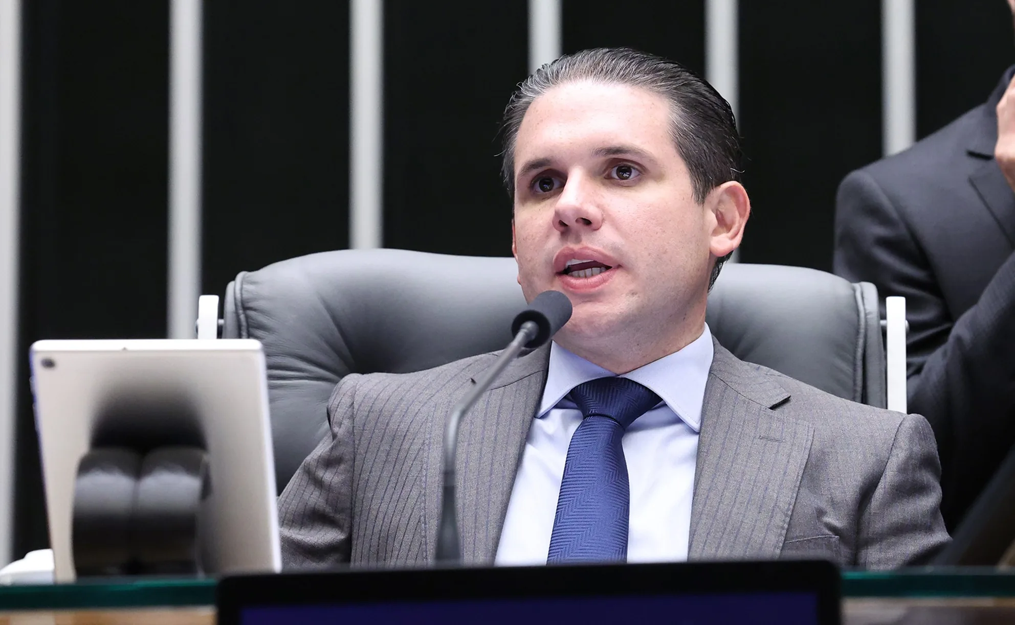 Hugo Motta critica tarifas dos EUA e sugere retaliação brasileira