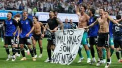 Argentina pode enfrentar sanções da Fifa por banner sobre Malvinas
