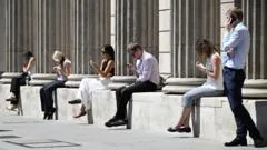 Temperaturas mais amenas em algumas regiões do Reino Unido, mas onda de calor persiste