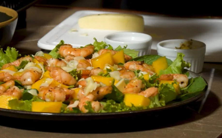 Chef JPB ensina a fazer a 'Salada do Farol' com ingredientes frescos