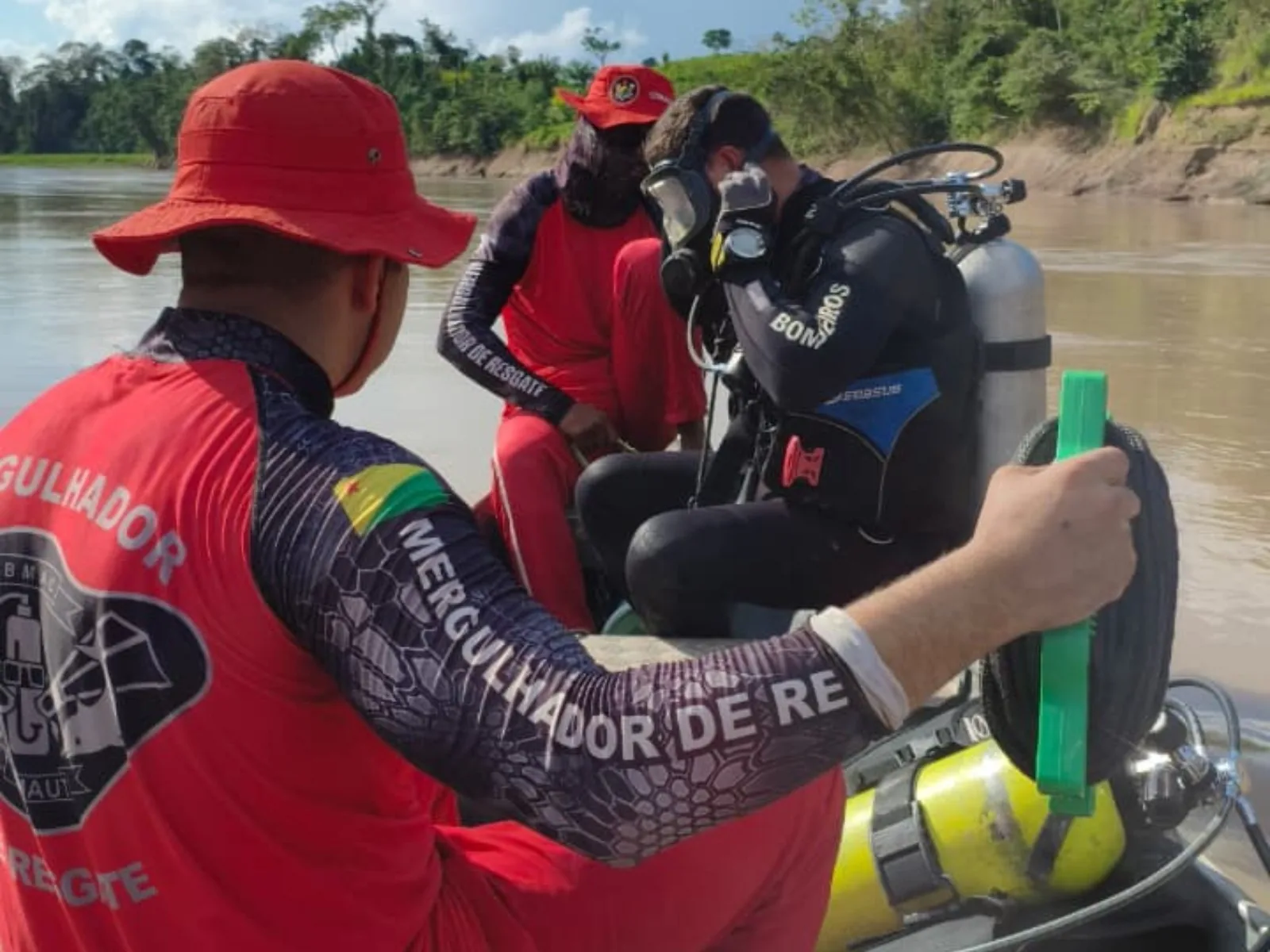 Operação dos bombeiros procura homem que sumiu após naufrágio de barco em rio do AC