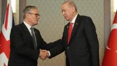 Sir Keir Starmer recebe revólver de Erdogan durante cúpula da Otan