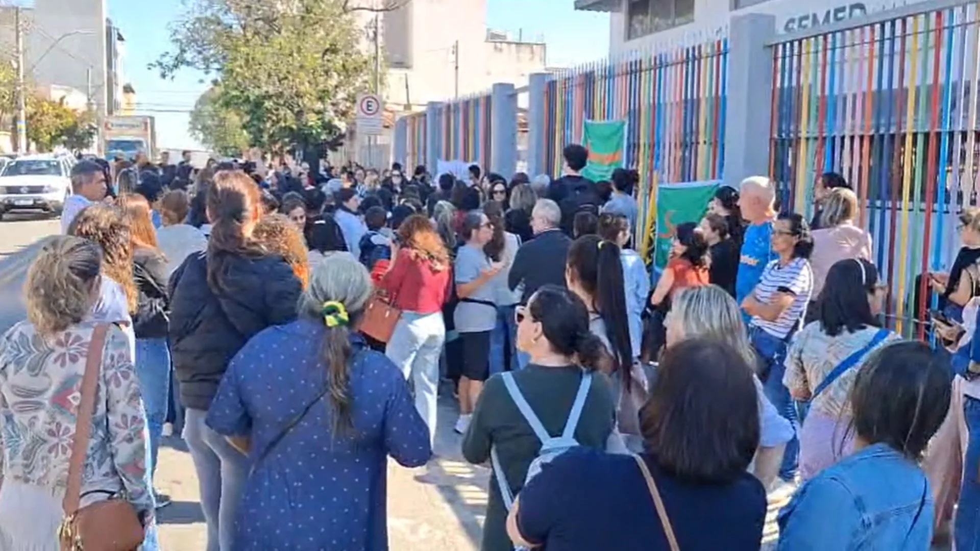 Greve dos servidores interrompe atividades em postos de saúde e escolas da rede municipal em Divinópolis