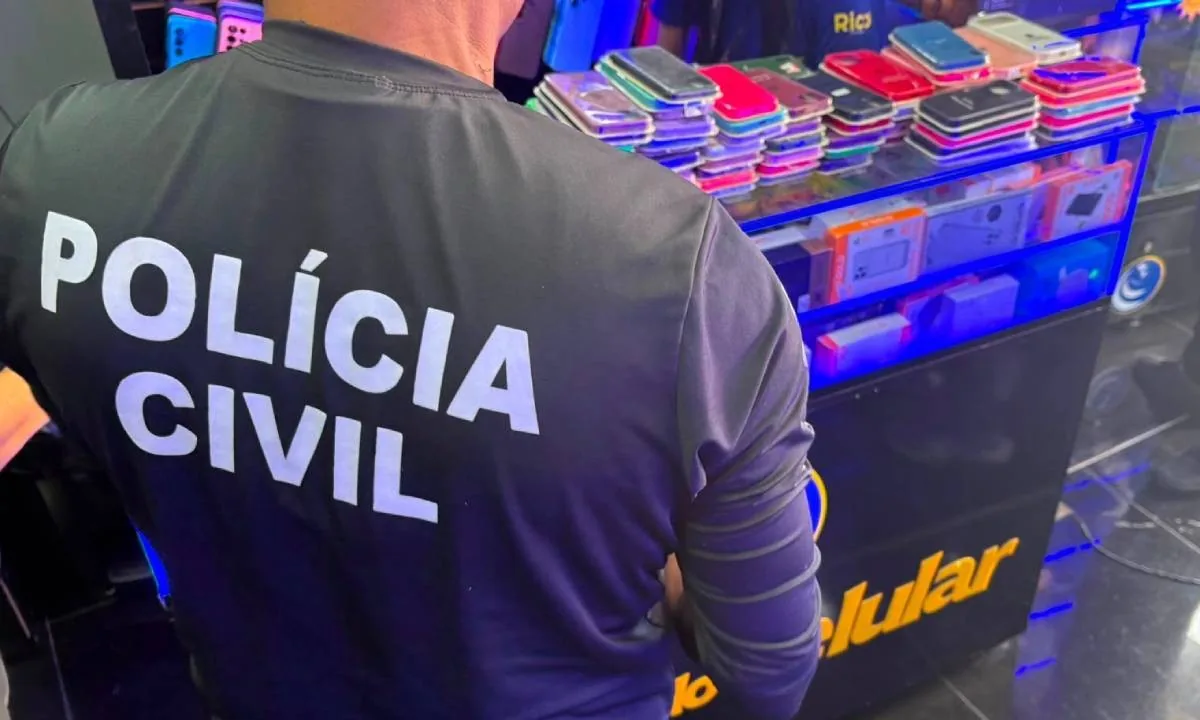 Operação apreende mais de dois mil acessórios para celular falsificados em Cajazeiras