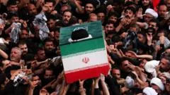 Cortejo do caixão de Khamenei percorre santuários xiitas no Iraque
