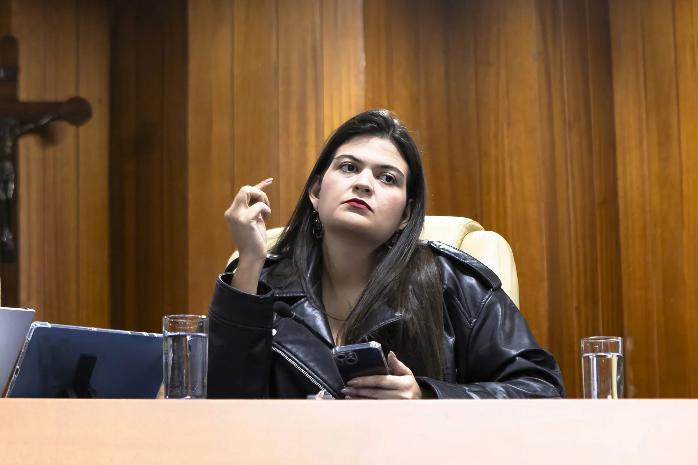 Aava Santiago afirma que “a batalha continua árdua” e mantém confiança na Justiça após suspensão de seu julgamento