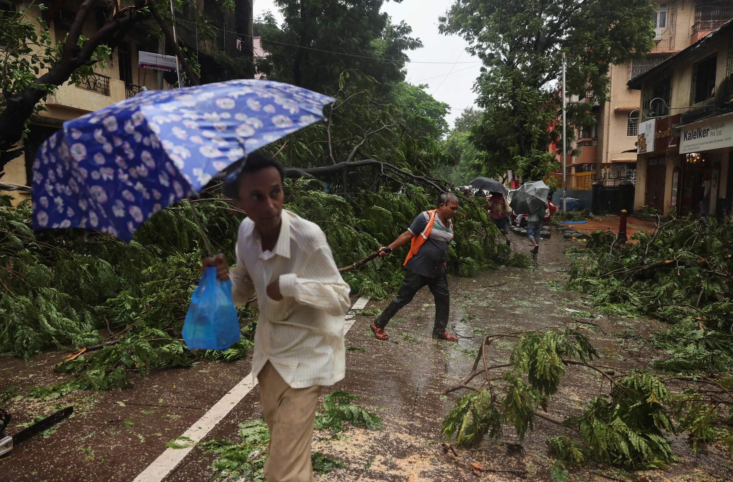 Chuvas causam mortes e deslizamentos em Mumbai, na Índia