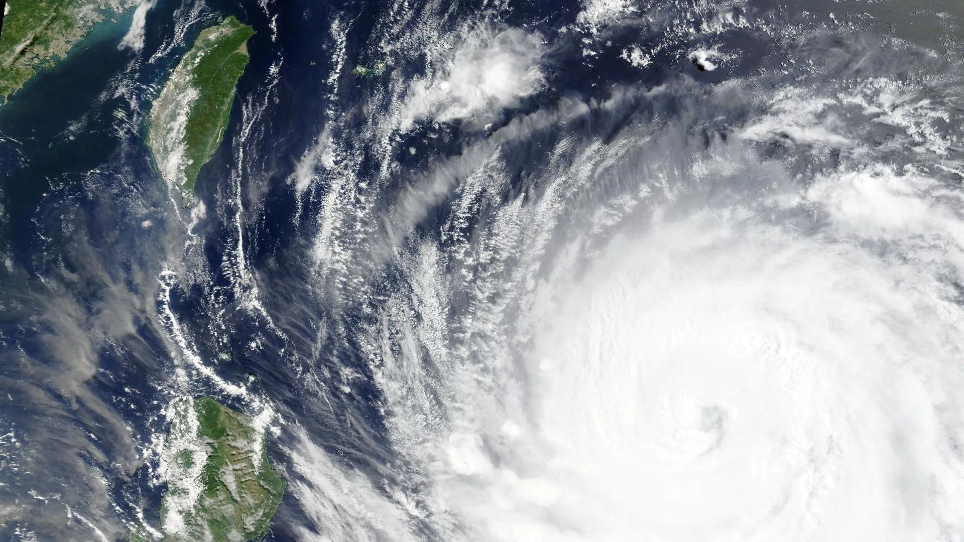Tufão Bavi provoca evacuação de mais de 2 milhões na China