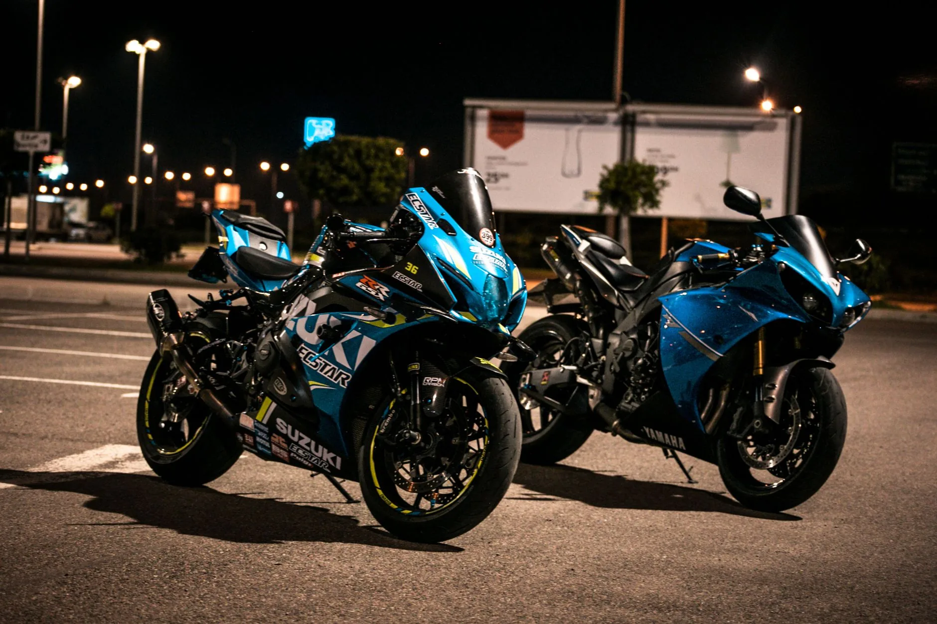 Entregadores explicam o significado das luzes azuis em motos