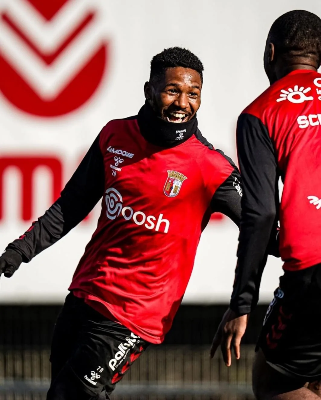 Vitória contrata Fabiano Souza, lateral-direito com experiência na Europa