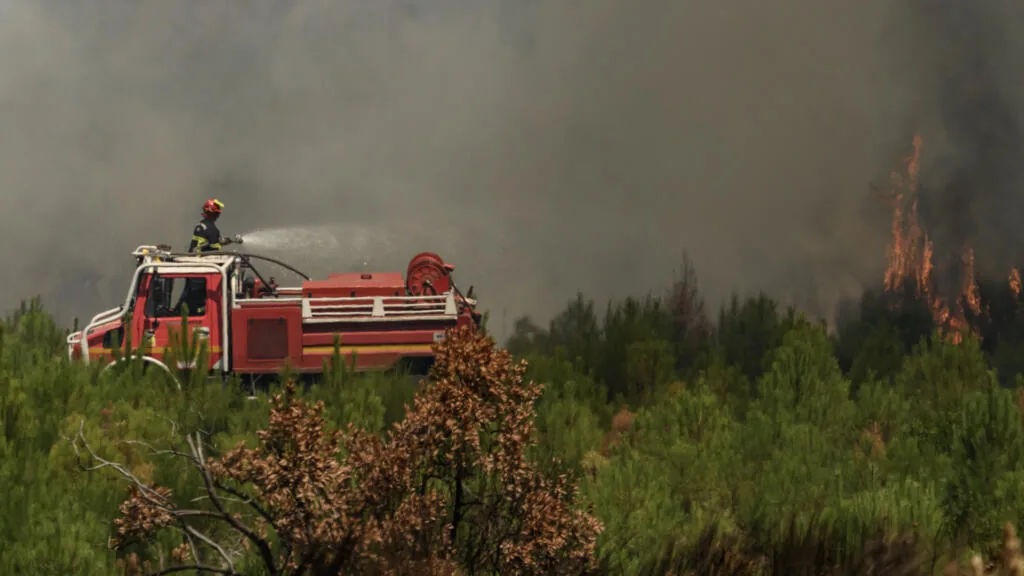 Onda de calor deve agravar condições de combate a incêndios no sudoeste da França