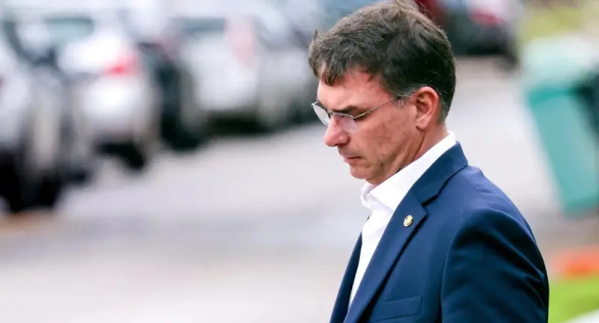 Moraes proíbe visitas de Flávio a Jair Bolsonaro até após eleições