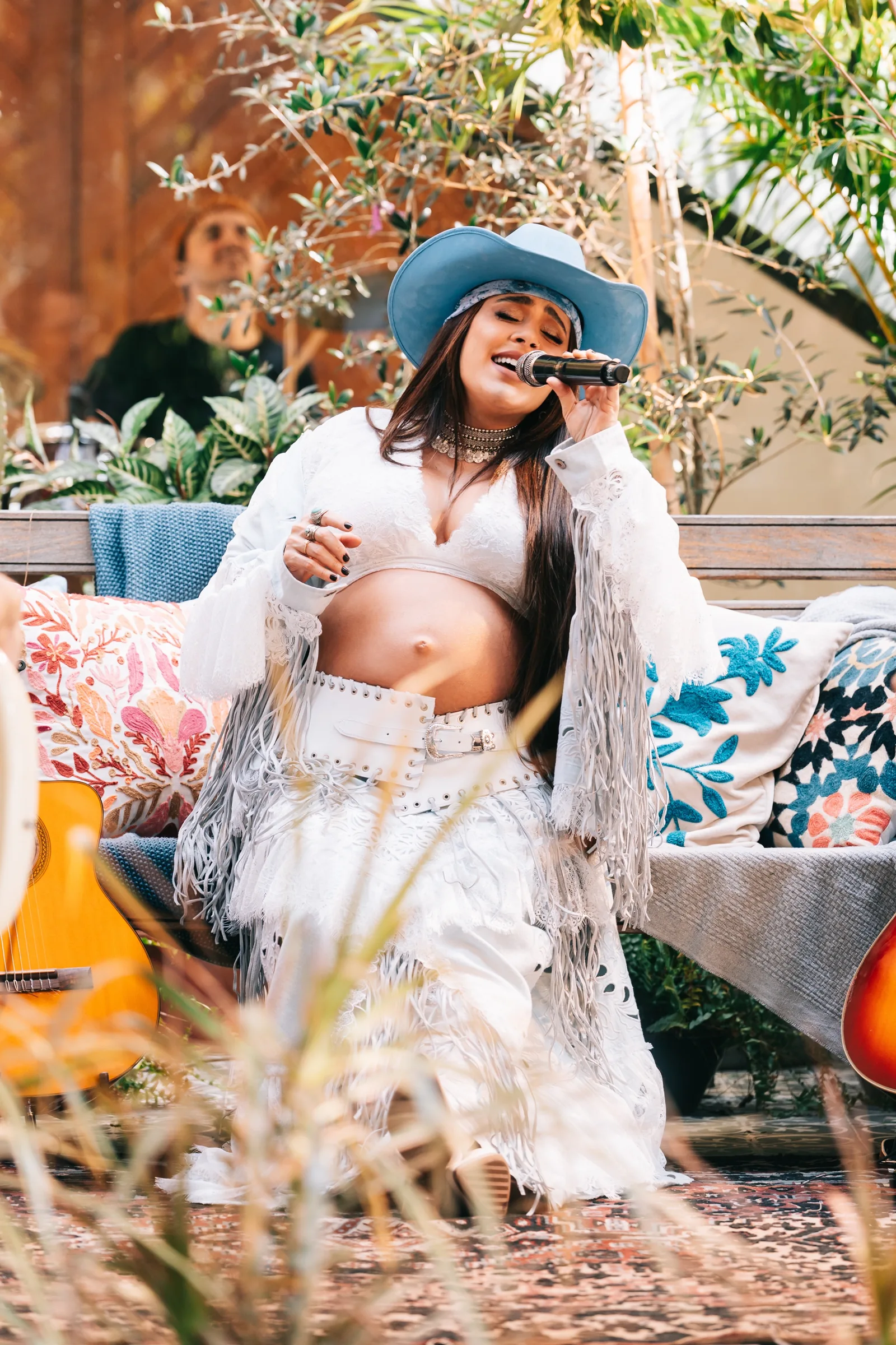 Lauana Prado, grávida de 8 meses, grava projeto musical para o filho