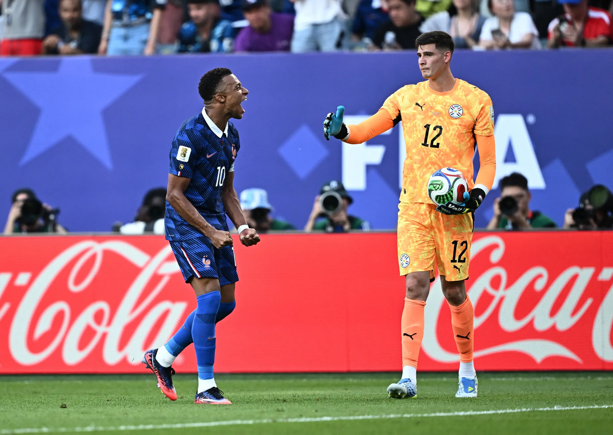 Mbappé supera adversidades e lidera vitória da França