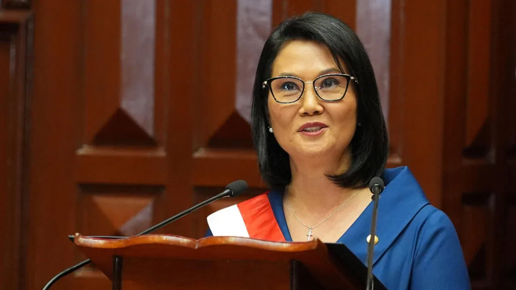 Keiko Fujimori assume presidência do Peru e promete combater crime com forças armadas