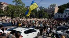 Protestos nas cidades da Ucrânia contra a demissão do ministro da Defesa por Zelensky