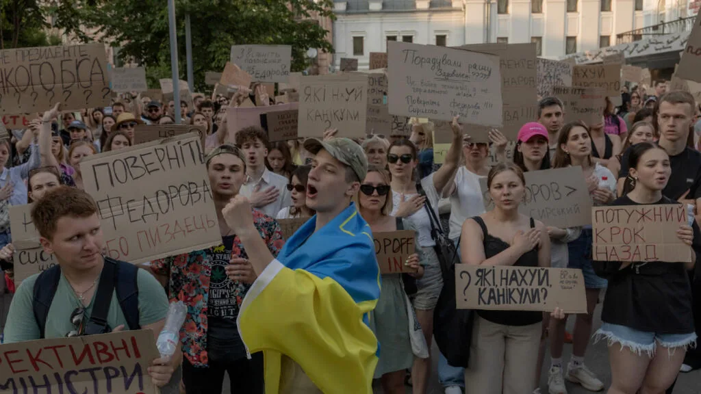 Protestos em Kyiv marcam segundo dia contra a demissão do ministro da Defesa Fedorov