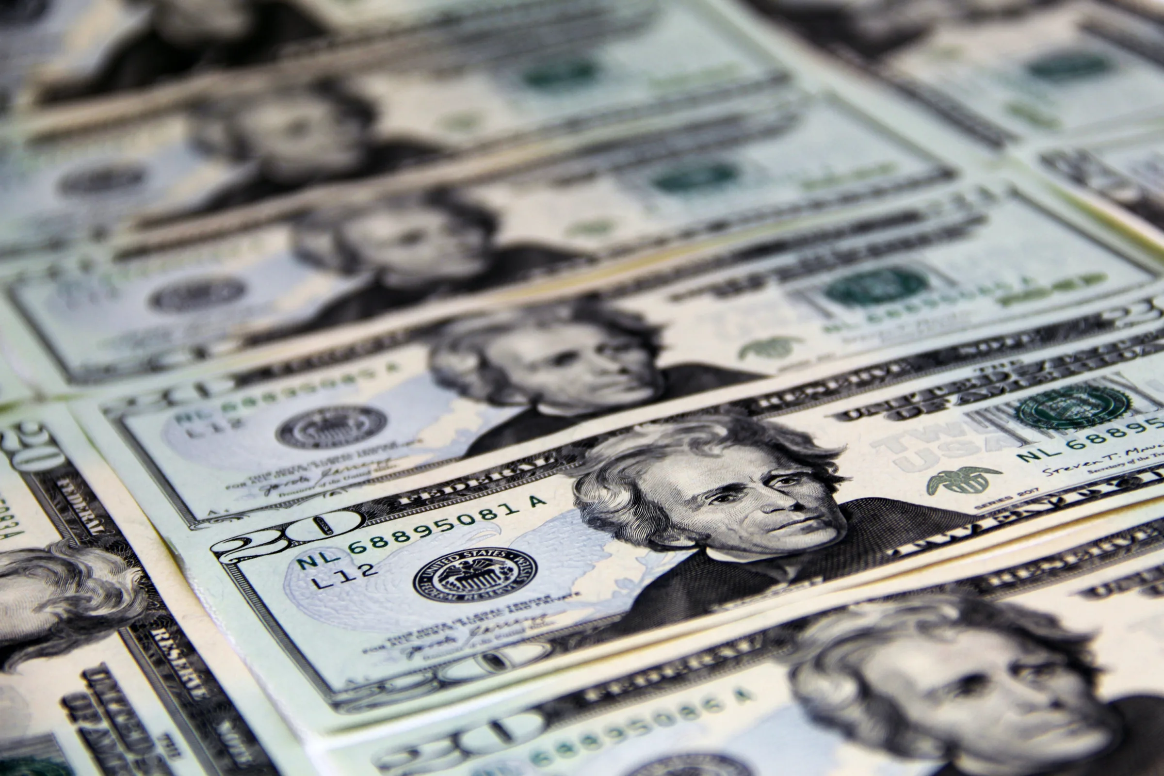 Dólar inicia o dia em alta com foco nas negociações entre EUA e Irã