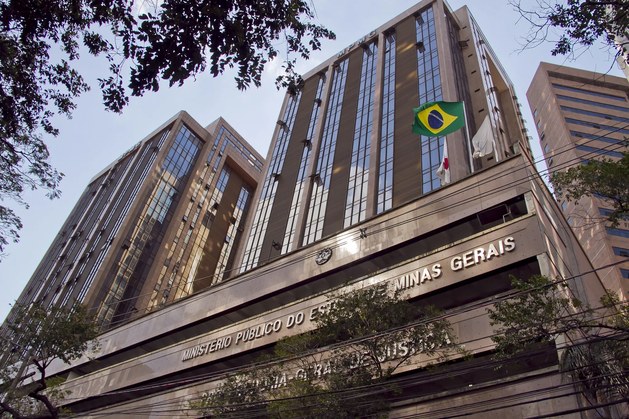 Mais de 450 promotores do Ministério Público de MG receberam mais de R$ 300 mil cada em dois meses