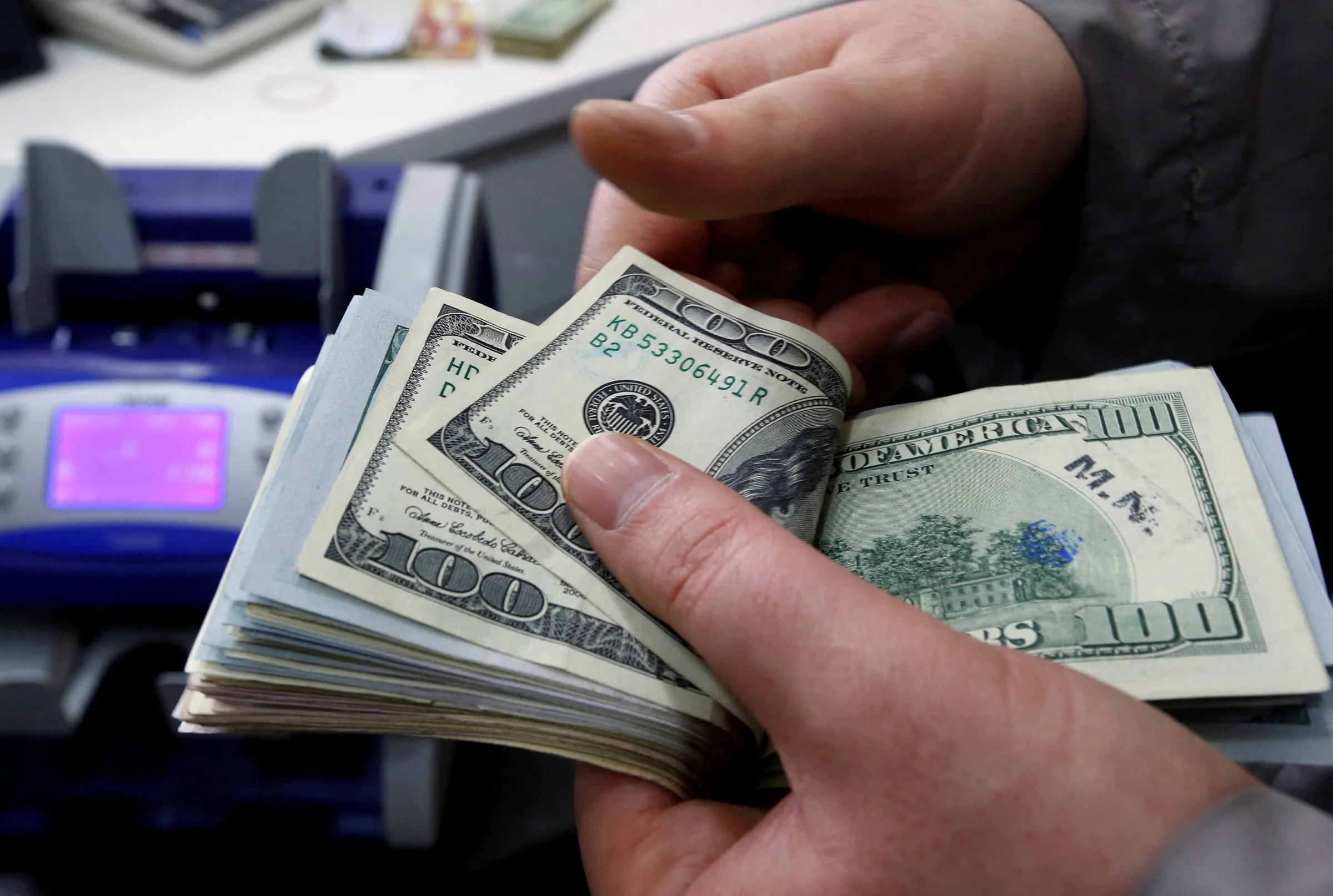 Dólar abre em queda, à espera de novos dados do mercado de trabalho americano
