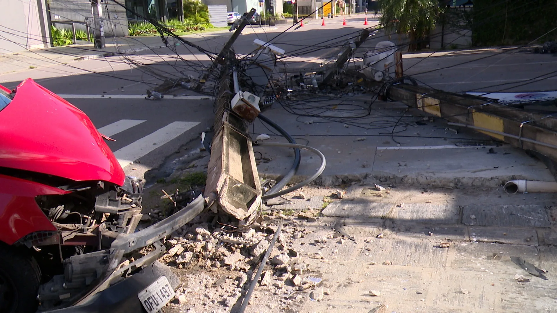Colisão de carro provoca danos em postes na Avenida Edson Ramalho, em João Pessoa