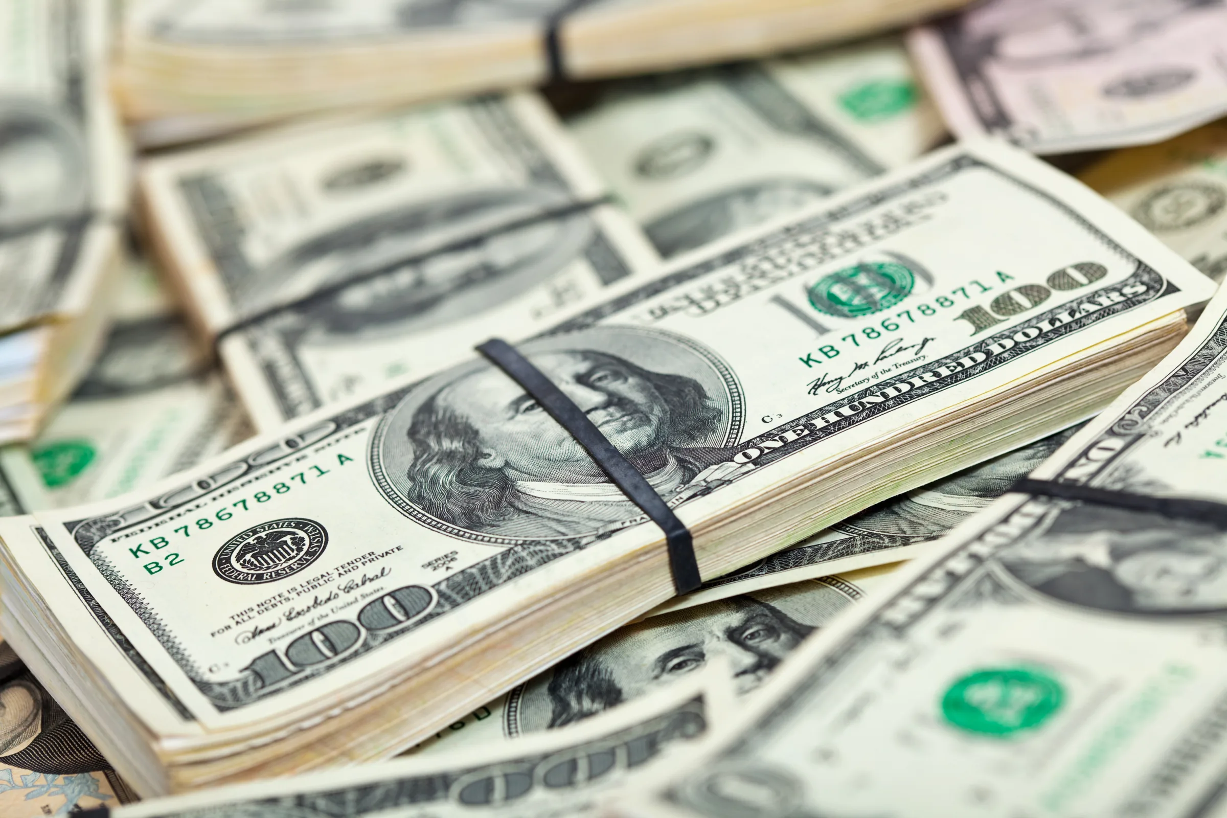 Dólar abre sessão desta terça-feira, com conflito no Oriente Médio no radar